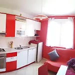 Erdgeschosswohnung Mit Viel Komfort Und Terrasse By Interhome 特罗吉尔
