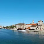 Erdgeschosswohnung Mit Viel Komfort Und Terrasse By Interhome Lägenhet Trogir